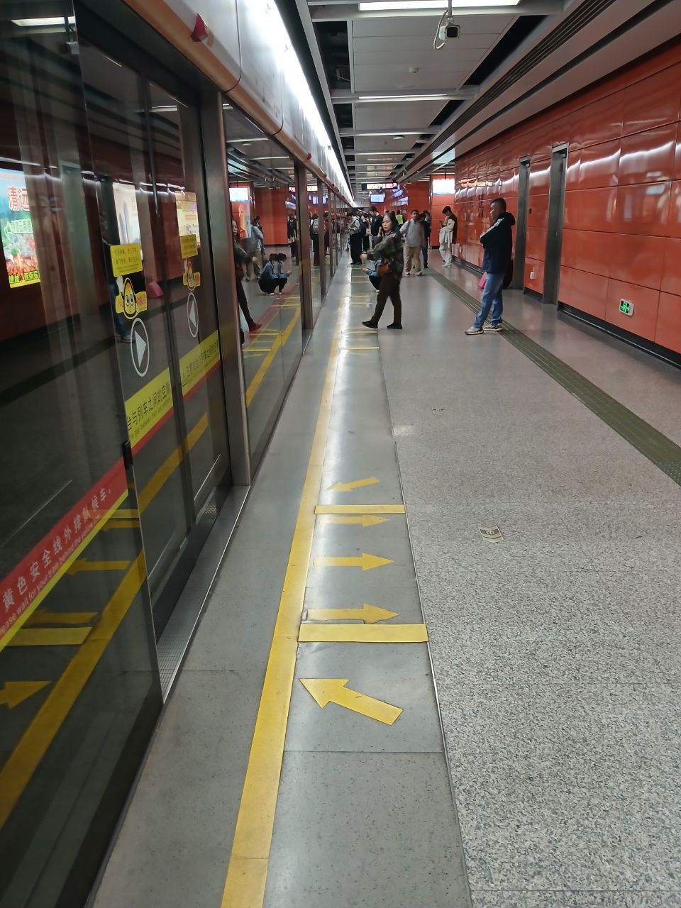 A metro platform in Canton